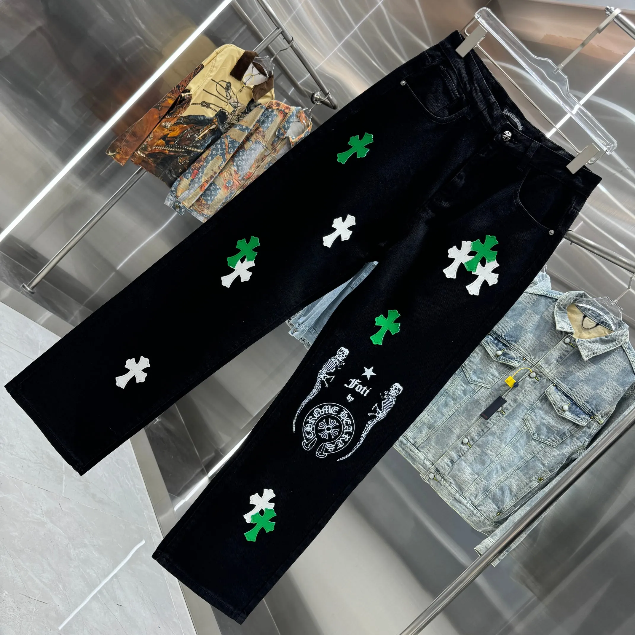 🅿️270 Crow Heart Cross Logo + Printed Logo Jeans 2025 latest product, original goods, washed casual jeans, imported original washed stretch fabric, comfortable and elastic, original hardware accessories decorated with logo, super correct version, extremely high grade, counter quality, fashionable and stylish upper body. The printing uses imported foam printing, customized buttons, YKK zippers. The complete set of accessories is customized by molding. Color: Black Size: S-XXL 28 30 32 34 36 code